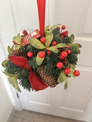 HOME ACCENTS HOLIDAY CHRISTMAS 10″ ROUND KISSING BALL BERRIES/PINECONES
