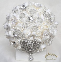 NEW Satin/Brooch Rhinestone Ivory White Flower Floral Wedding Bridesmaid Bouquet