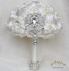 NEW Satin/Brooch Rhinestone Ivory White Flower Floral Wedding Bridesmaid Bouquet