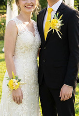 2 Pcs Wrist Corsage and Boutonniere Set, Yellow Corsage for Wedding, Boutonniere