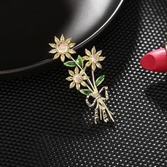 14K Gold Daisy Brooch with Crystal Inlay – Bright Bouquet Flower Crystal Broo…