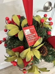 HOME ACCENTS HOLIDAY CHRISTMAS 10″ ROUND KISSING BALL BERRIES/PINECONES