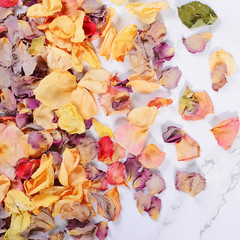 Más de 20 tazas de pétalos de rosa biodegradables para bodas