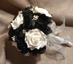 NEW Artificial Black/White Roses Bride Wedding Round Clutch Bouquet W/Glitter