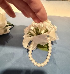 Beautiful And Romantic Ivory Rose And Pearl Wrist Corsage set Of 4 New In Box