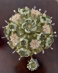 NEW Quinceanera Bouquet Champagne with Gold Brooch – Ramo Quinceanera Champagne