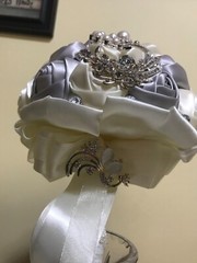 29 WHITE & SILVER SILK ROSES BRIDE WEDDING BOUQUET WITH FUAX DIAMONDS & PEARS