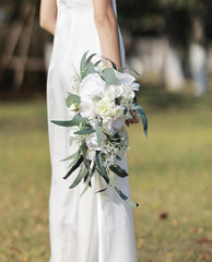 Elegant 11″ White Wedding Bride Bouquet – Realistic Floral Design