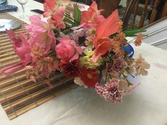 VINTAGE SILK FLOWER mixed blush pink +flowers ROSES ARRANGEMENT in a green vase