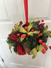 HOME ACCENTS HOLIDAY CHRISTMAS 10″ ROUND KISSING BALL BERRIES/PINECONES