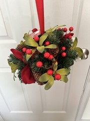 HOME ACCENTS HOLIDAY CHRISTMAS 10″ ROUND KISSING BALL BERRIES/PINECONES
