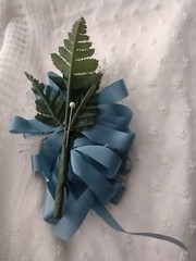 Mother/Grandmother Wedding Corsage White Silk Roses and Blue Ribbons 6″ VGC