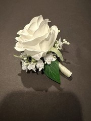 Beautiful And Romantic Ivory Rose And Pearl Wrist Corsage set Of 4 New In Box