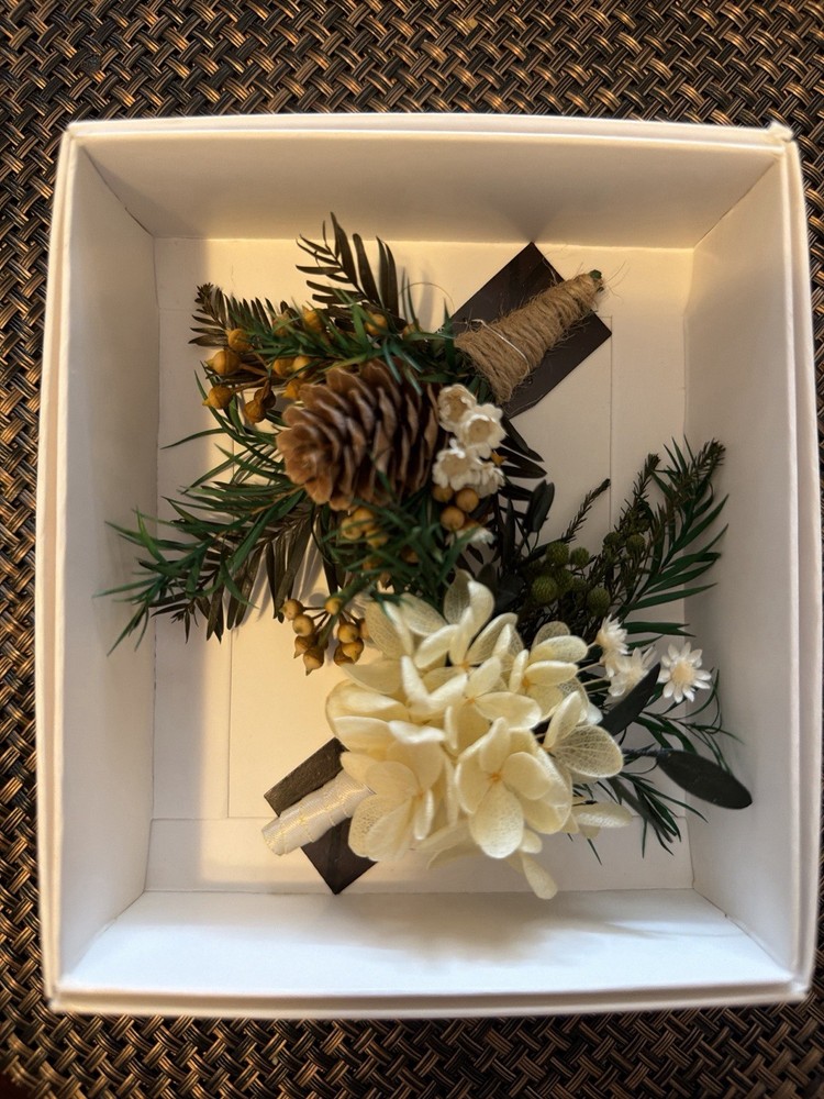 “Real preserved floral boutonniere (long-lasting preserved flowers)