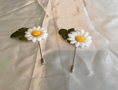 set of 2 silk white daisy stick pin boutonnières