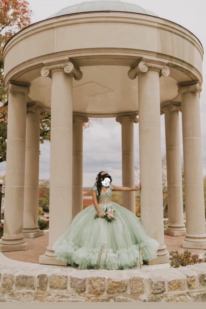 Quinceañera Dress size Small, w/ matching bouquet, Fabric/Metal Tiara