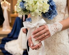 Luxury Lace Bouquet Wrap Gorgeous /Handmade pearls Bridal Bouquet NEW