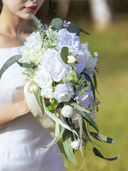 Elegant 11″ White Wedding Bride Bouquet – Realistic Floral Design